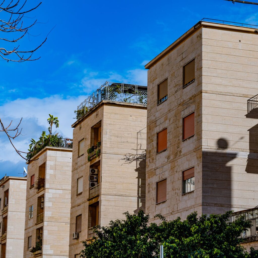 Immeubles résidentiels modernes exposés au soleil, façades susceptibles de fissures nécessitant un expert bâtiment