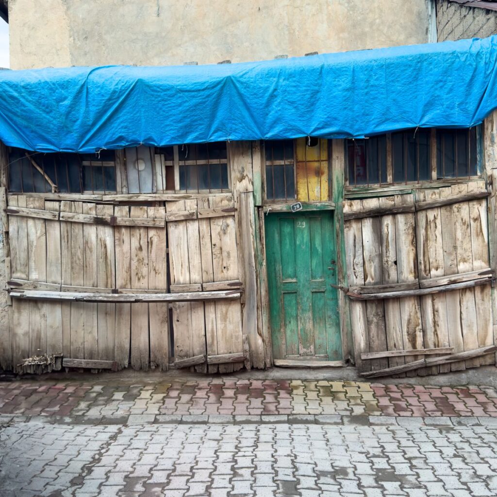 Fissure sur une façade de maison ancienne en maçonnerie, contexte de diagnostic structurel