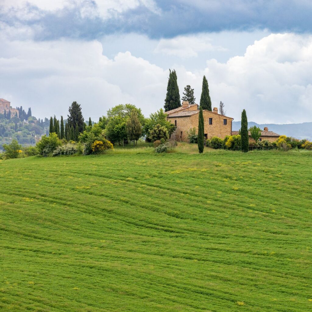 Maison rustique en pierre au milieu de collines et de cyprès à inspecter avant achat